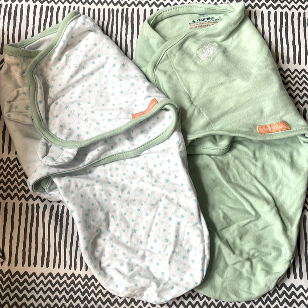 2 SwaddleMe swaddles. Solid green + teal and green stars. SZ SM/MED